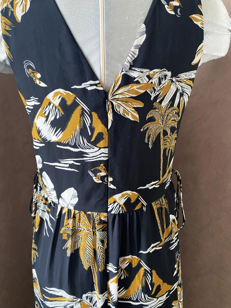 H&M mid-length dress size 34 black with ochre & white tropical print – V-back, side lacing – photo 7